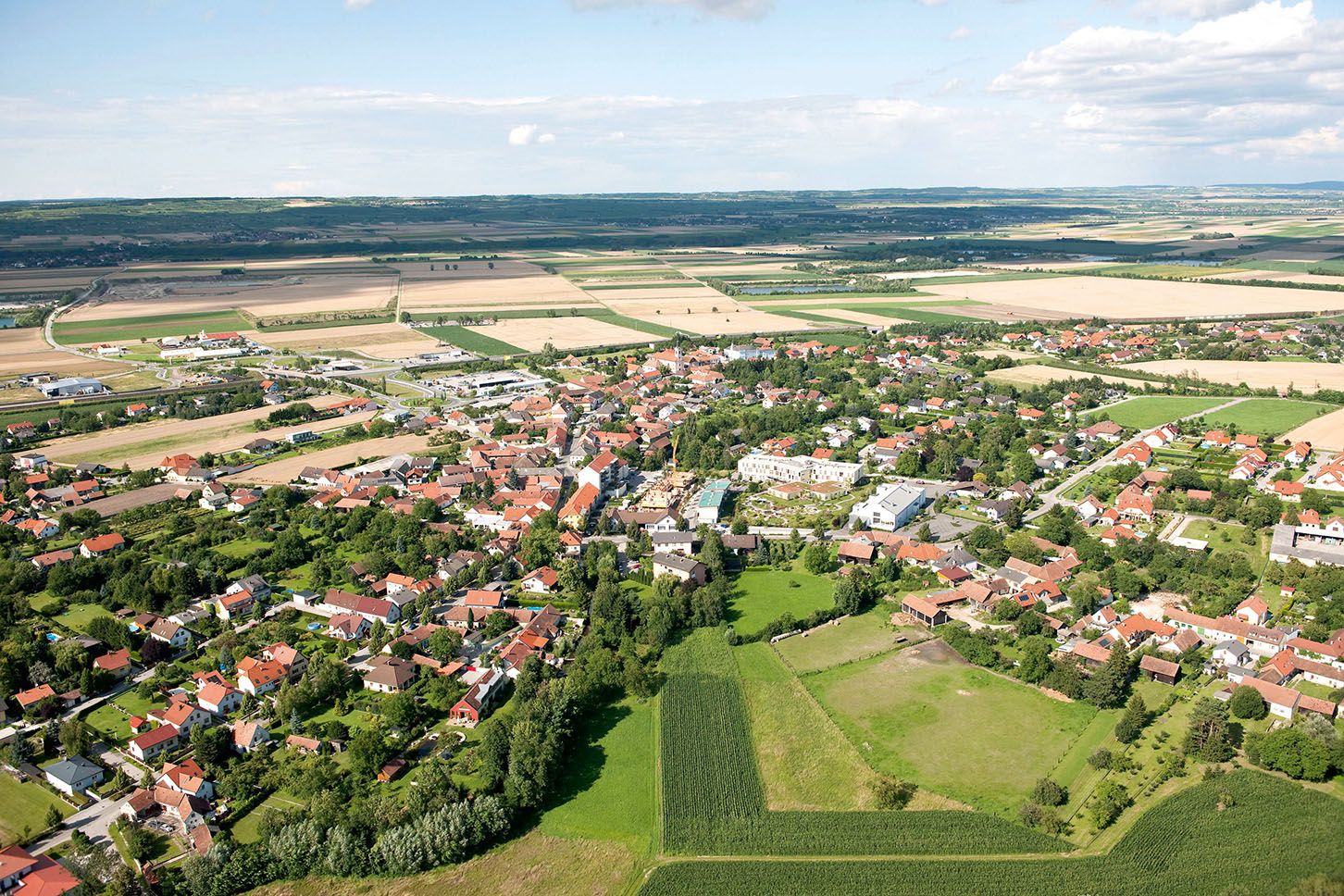 Aerial view of Grafenwörth with fields and houses.