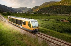 Die Wachaubahn schlängelt sich malerisch durch die sanften Hügel und Weinberge, während die Sonne sanft über die Landschaft strahlt. Die frische Luft und der Duft von blühenden Wiesen laden dazu ein, die Schönheit der Natur zu genießen und die Seele baumeln zu lassen.