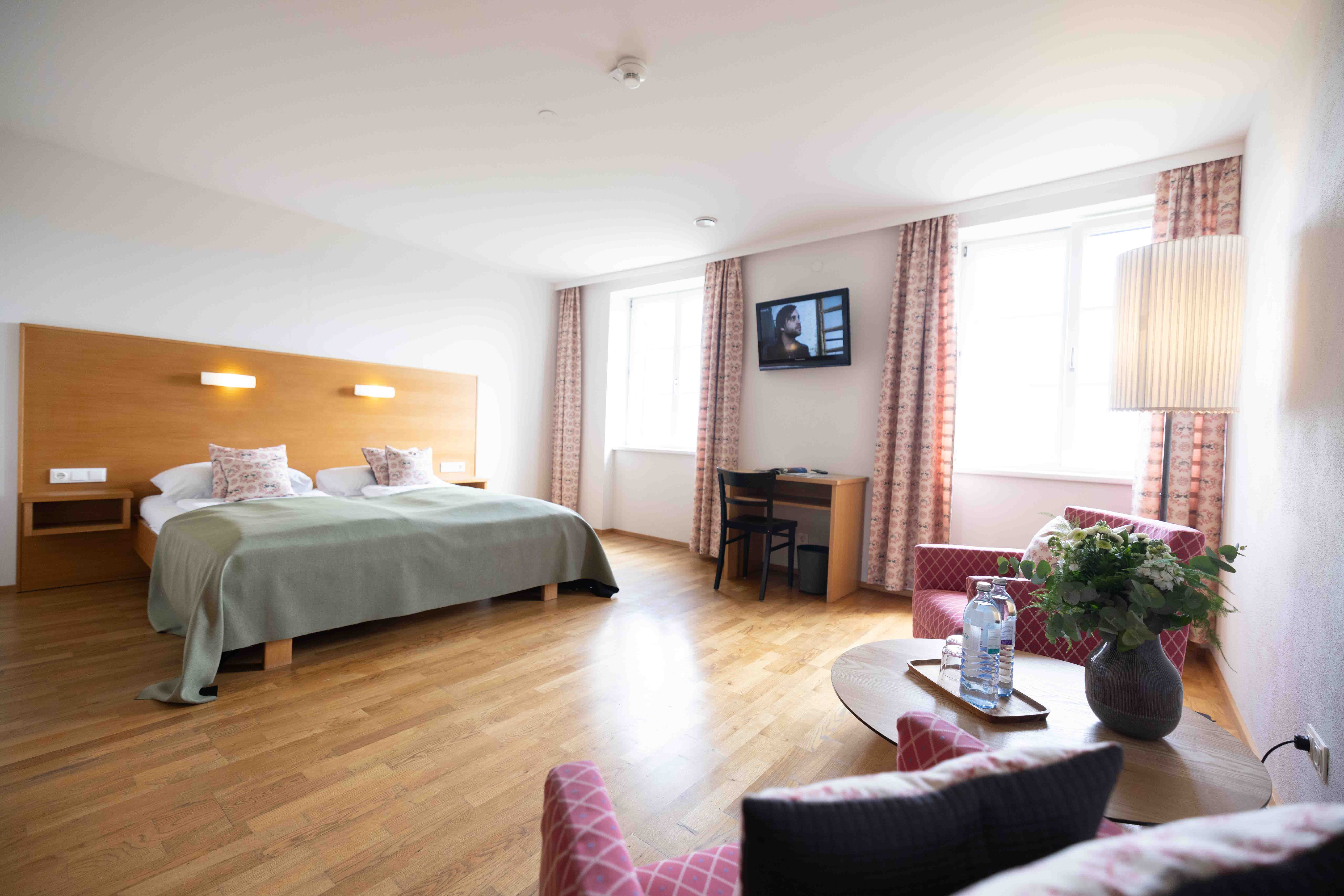 Large double room with red sofa