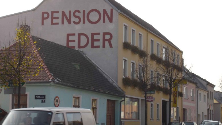 Pension Eder, © Evelyn Kunz Street scene with the Pension Eder and passing cars.