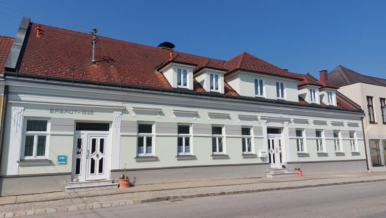 Vacation cottage Kellner, © Erika Kellner A two-storey building with a red tiled roof and white window frames, built in 1922, in sunny weather.