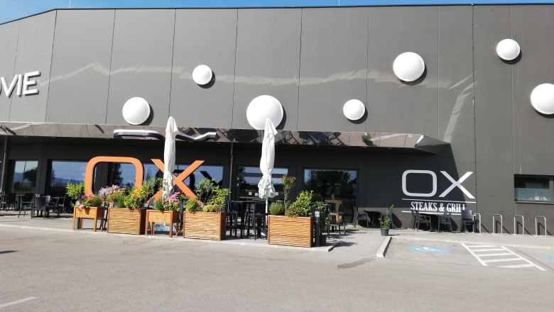 OX Exterior view from the parking lot