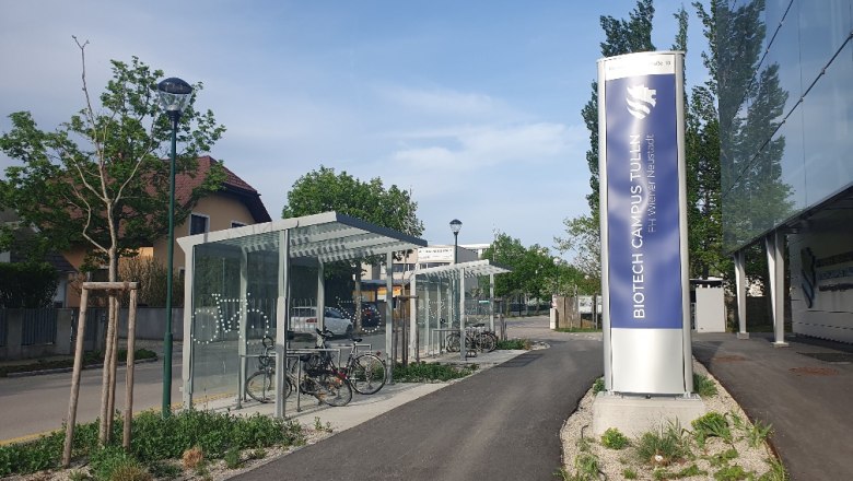 Bicycle parking with charging stations at the Biotech Campus Tulln.