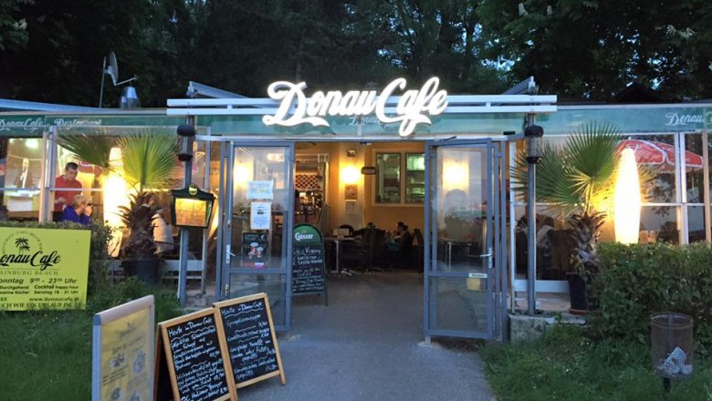 Danube Caf&eacute;, &copy; Luis Bredl