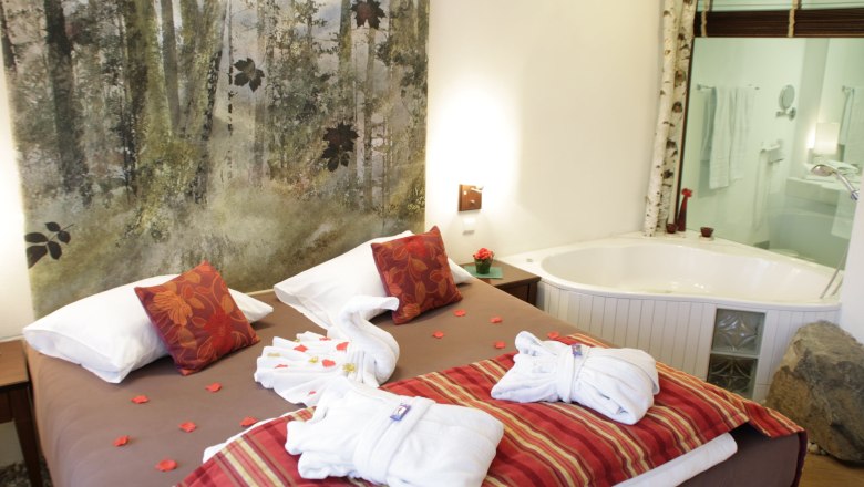 Romantic room with whirlpool tub, &copy; Hotel-Restaurant Liebnitzm&uuml;hle