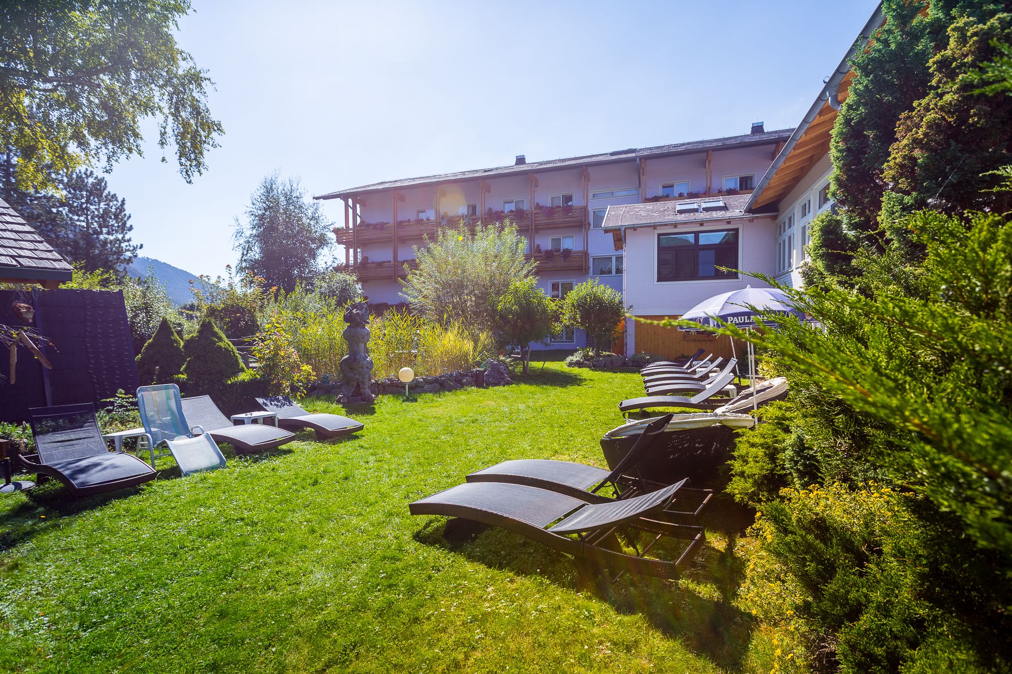Garden with loungers in front of the pink house