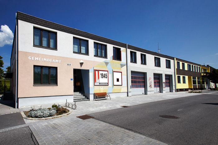 Building with the inscription 'Gemeindeamt' and '1945 Gedenkraum'.