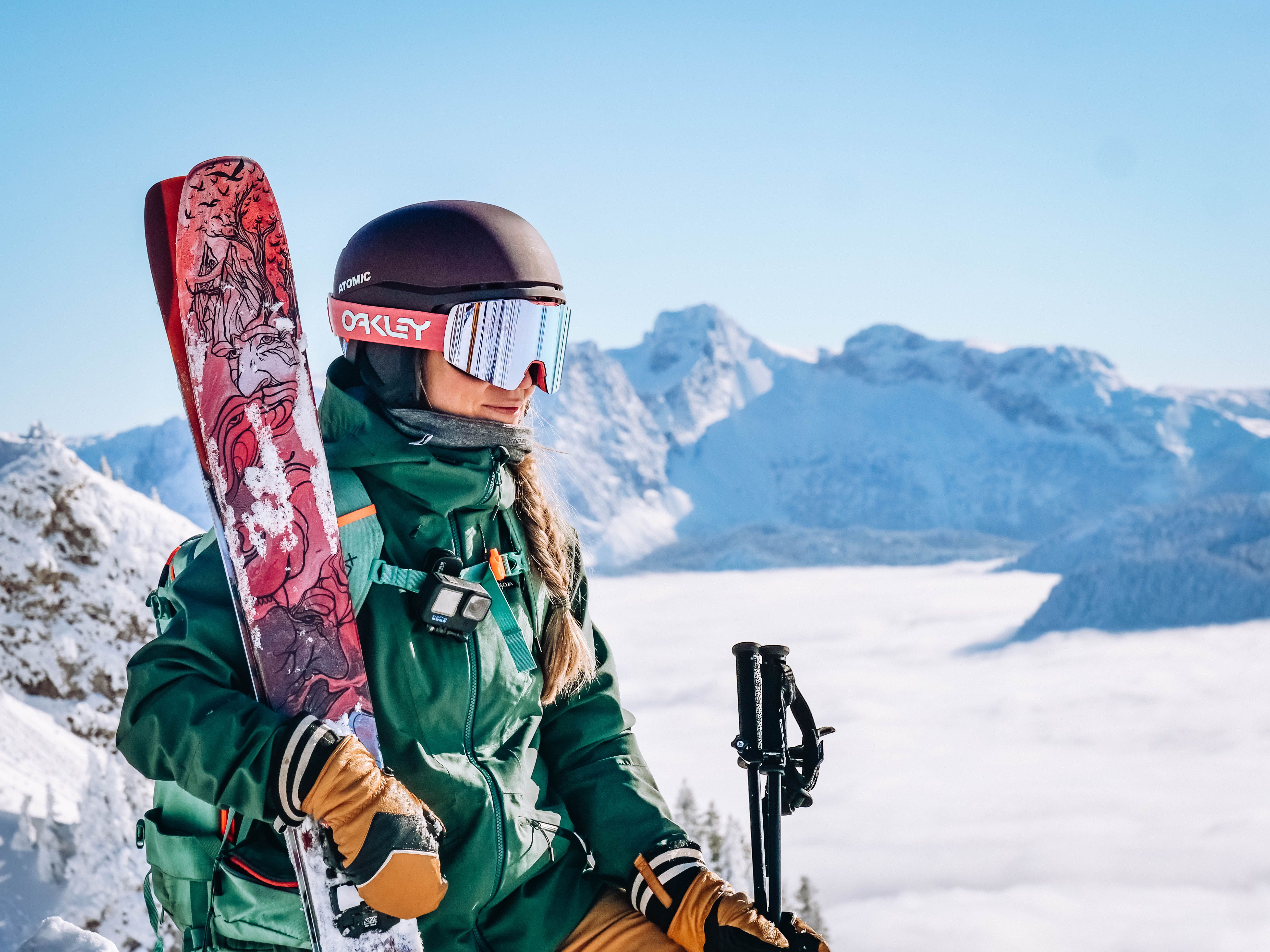 Inmitten einer traumhaften Winterlandschaft, umgeben von schneebedeckten Gipfeln, genießt eine Skifahrerin die frische Bergluft. Die strahlende Sonne und der glitzernde Schnee schaffen eine perfekte Kulisse für unvergessliche Abenteuer im Mostviertel.