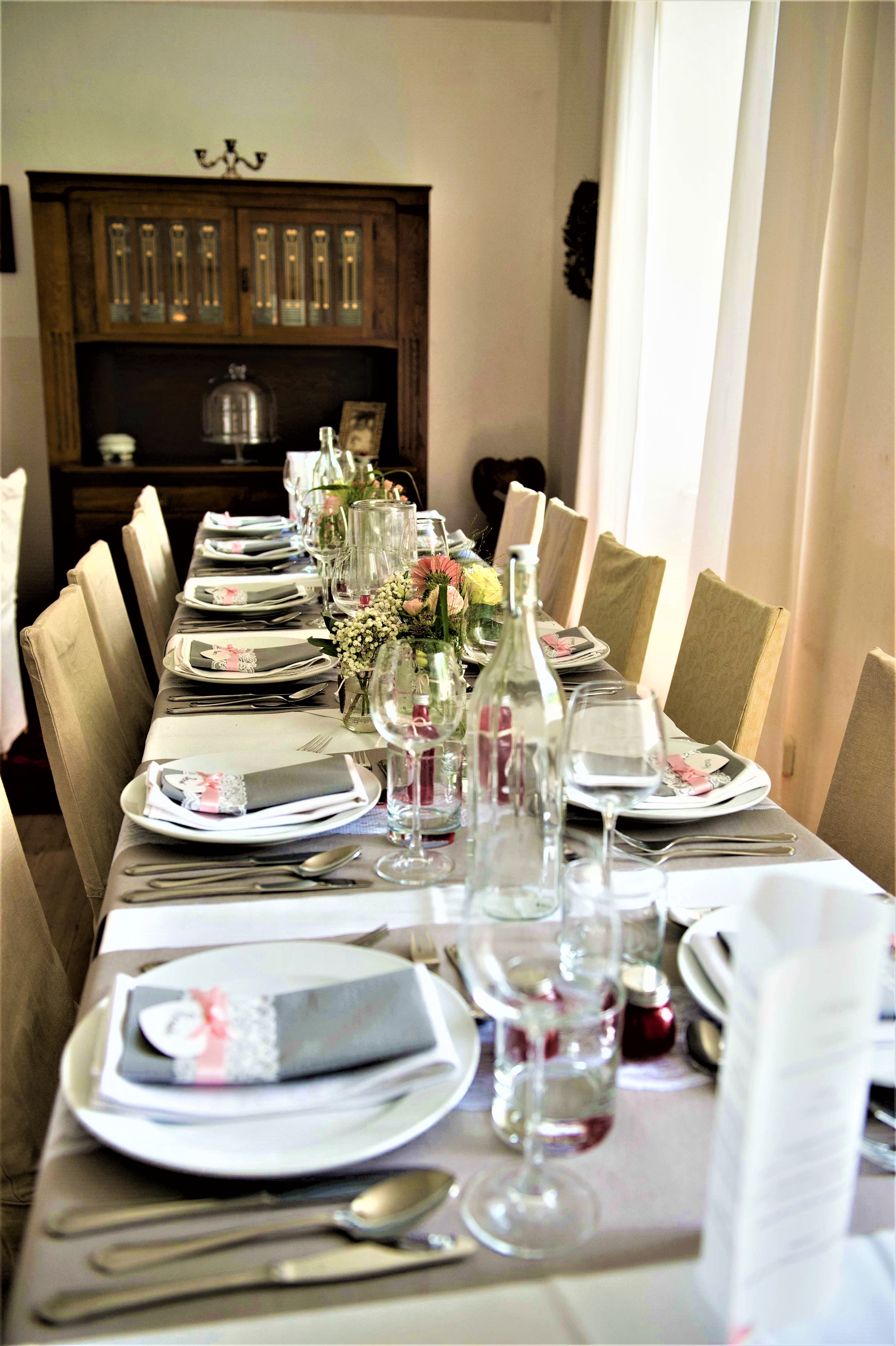 Festively laid table with flowers and crockery at the Höblinghof.