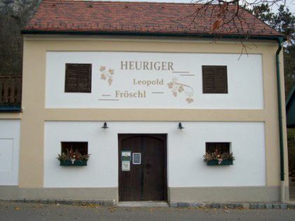Façade of a wine tavern with the inscription 'Heuriger Leopold Fröschl'.