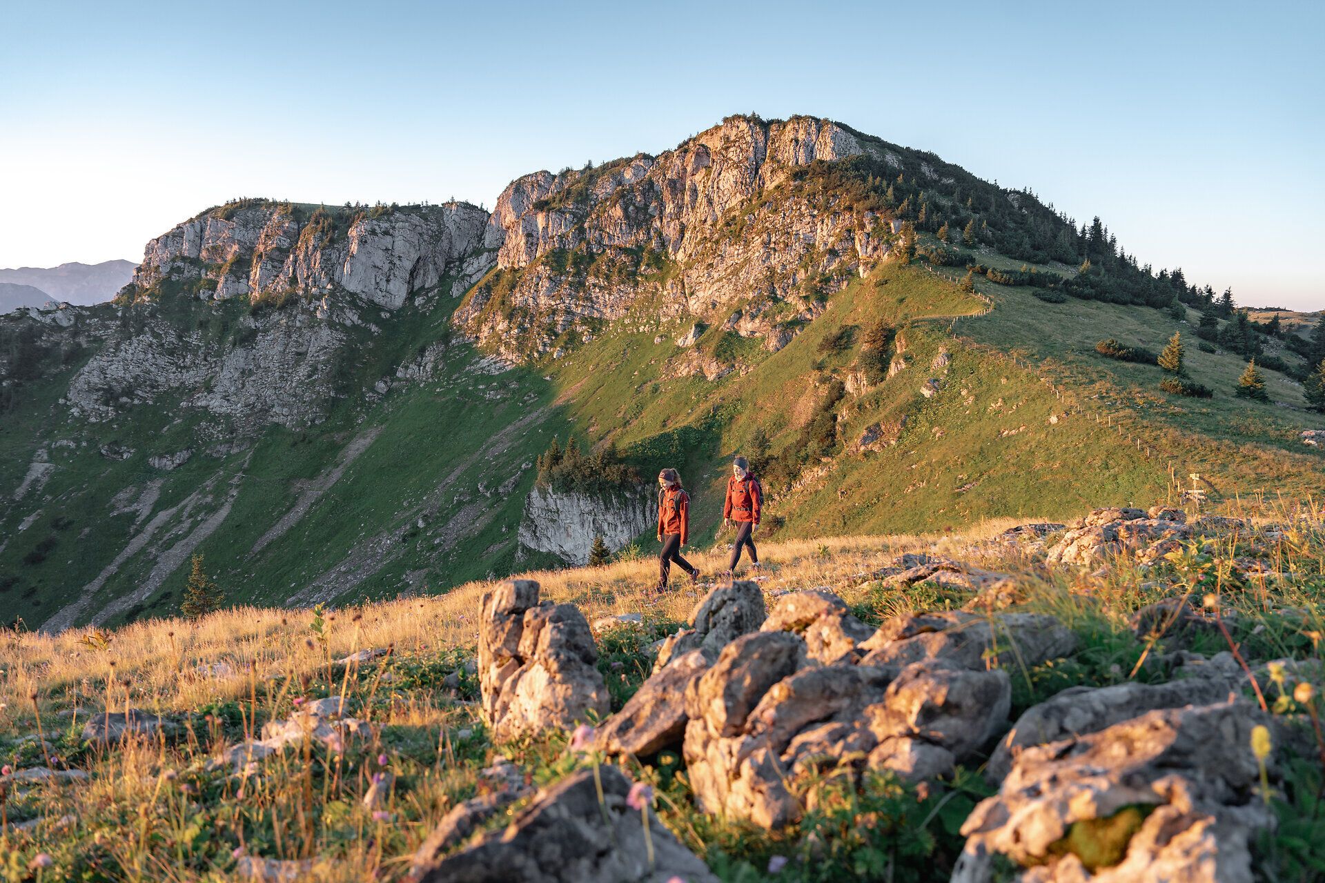 Die sanften Hügel der Ybbstaler Alpen erstrahlen im warmen Licht des Sonnenaufgangs. Wanderer genießen die frische Bergluft und die atemberaubenden Ausblicke auf die umliegenden Gipfel und Täler. Ein unvergessliches Erlebnis inmitten der Natur, das zum Verweilen und Entdecken einlädt.