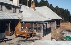 In der winterlichen Idylle der Wiener Alpen genießen Gäste die Ruhe und die frische Bergluft. Umgeben von schneebedeckten Wäldern und der klaren Berglandschaft, bietet die gemütliche Hütte einen perfekten Rückzugsort für Naturliebhaber. Hier wird der Winter zum Erlebnis, während man die atemberaubende Aussicht auf die verschneiten Gipfel bewundert.