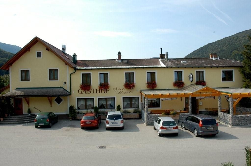 Gasthof Moser-Stockreiter with parked cars in front of it.