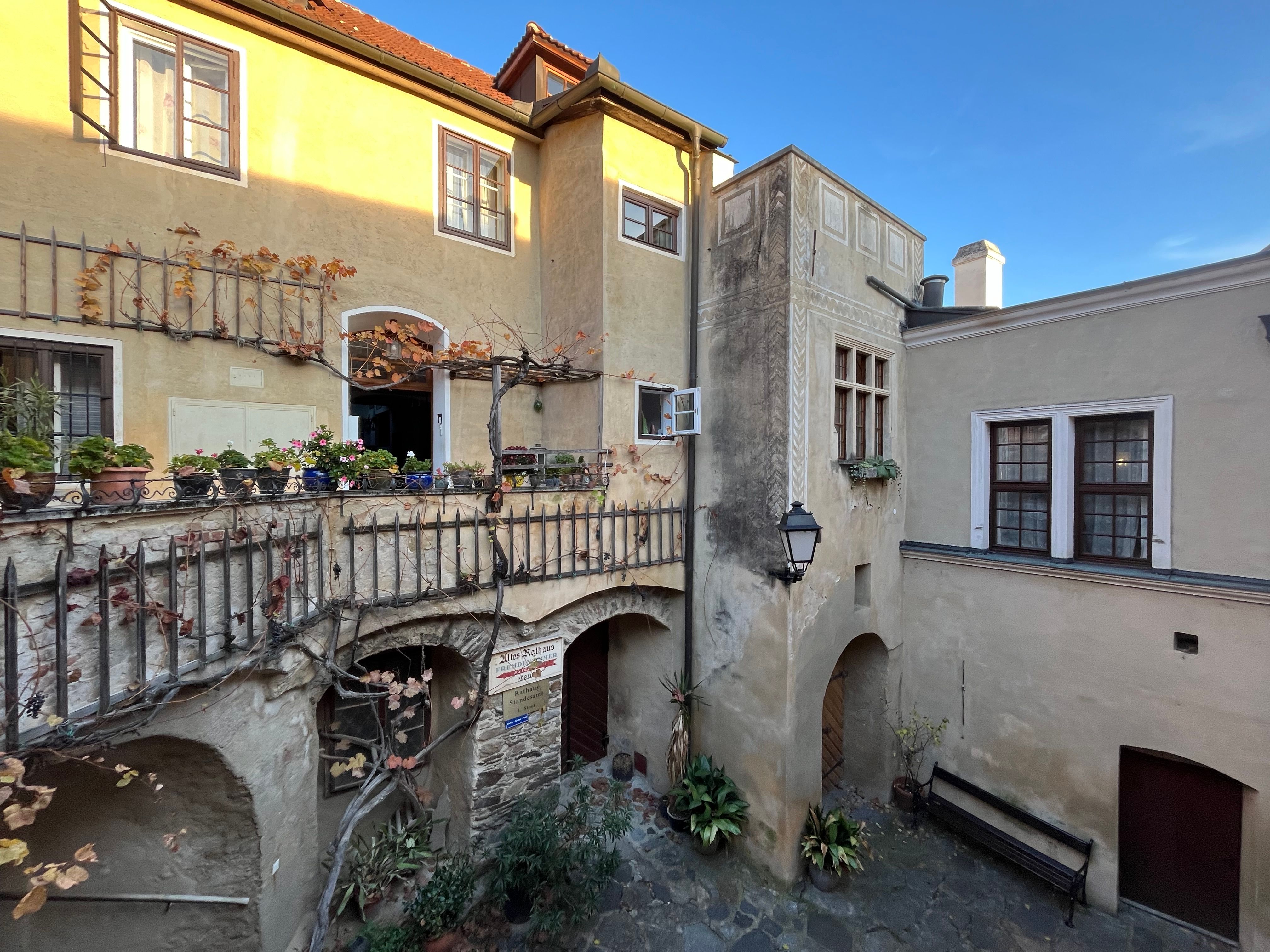 Inner courtyard of the Pension Altes Rathaus in Dürnstein with plants and old buildings.