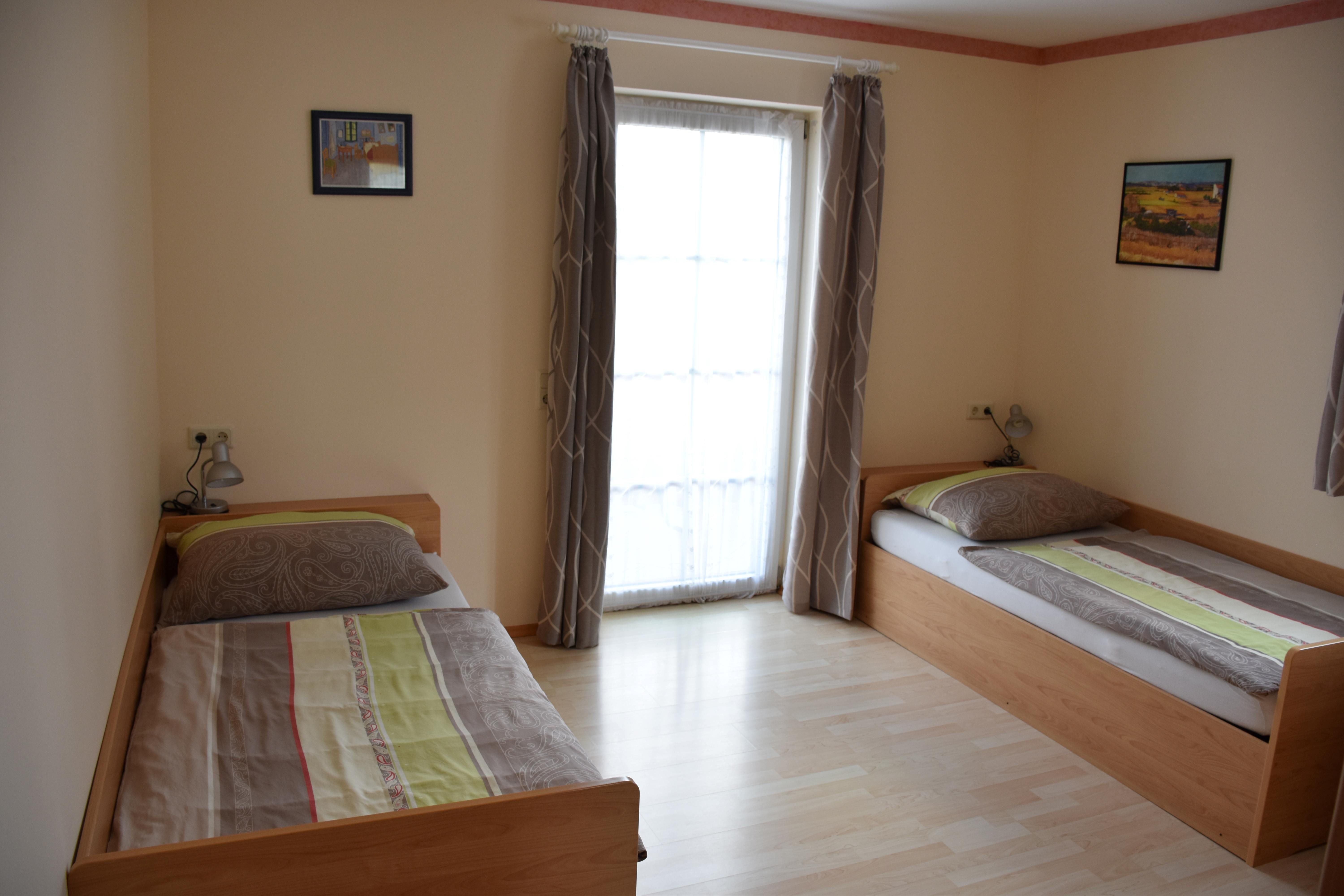 Room with two single beds in the Marchfelder Pension, Orth/Do