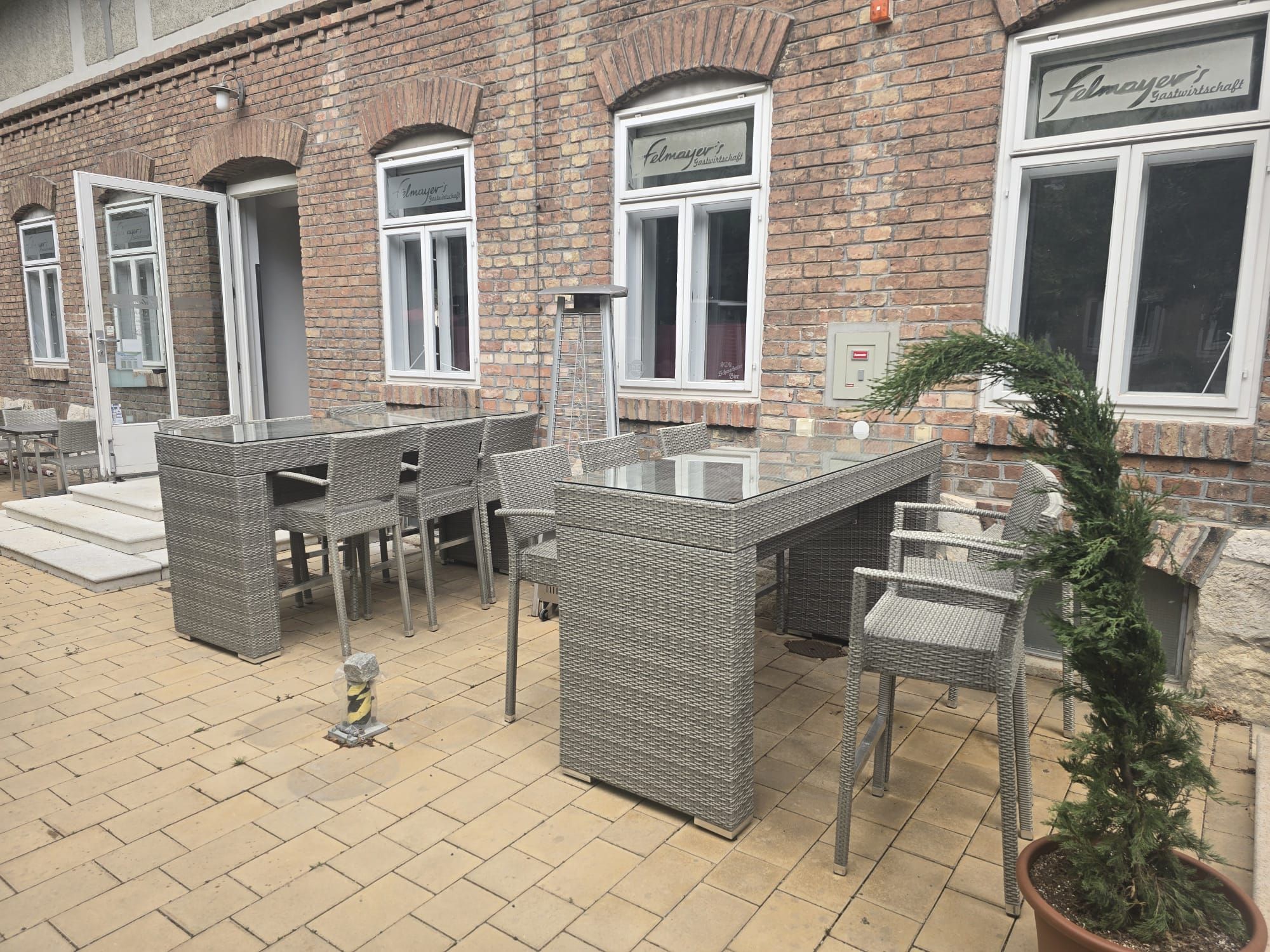 Felmayers Gastwirtschaft Schwechat, guest garden with tables