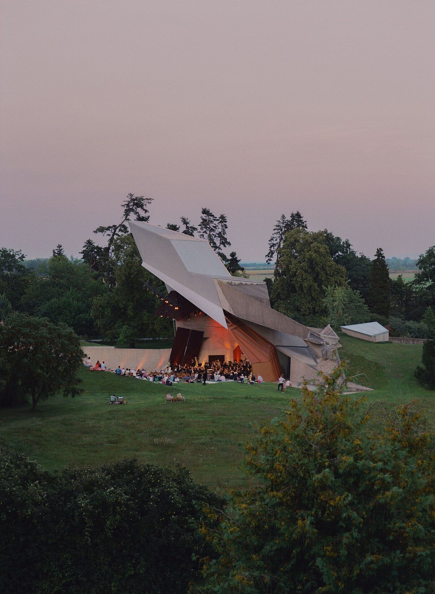Open-Air-Konzert beim Wolkenturm im Schlosspark Grafenegg in Niederösterreich bei Abendstimmung.