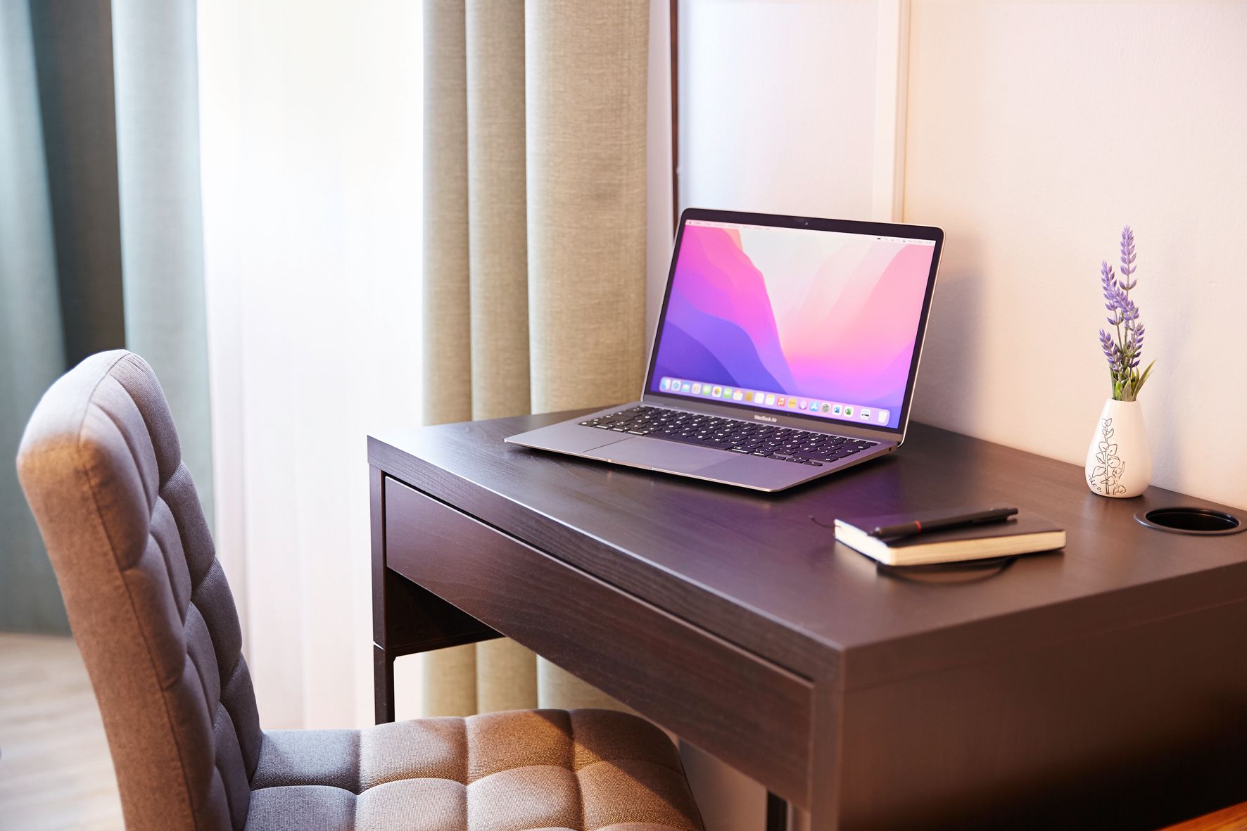 Guest room, desk