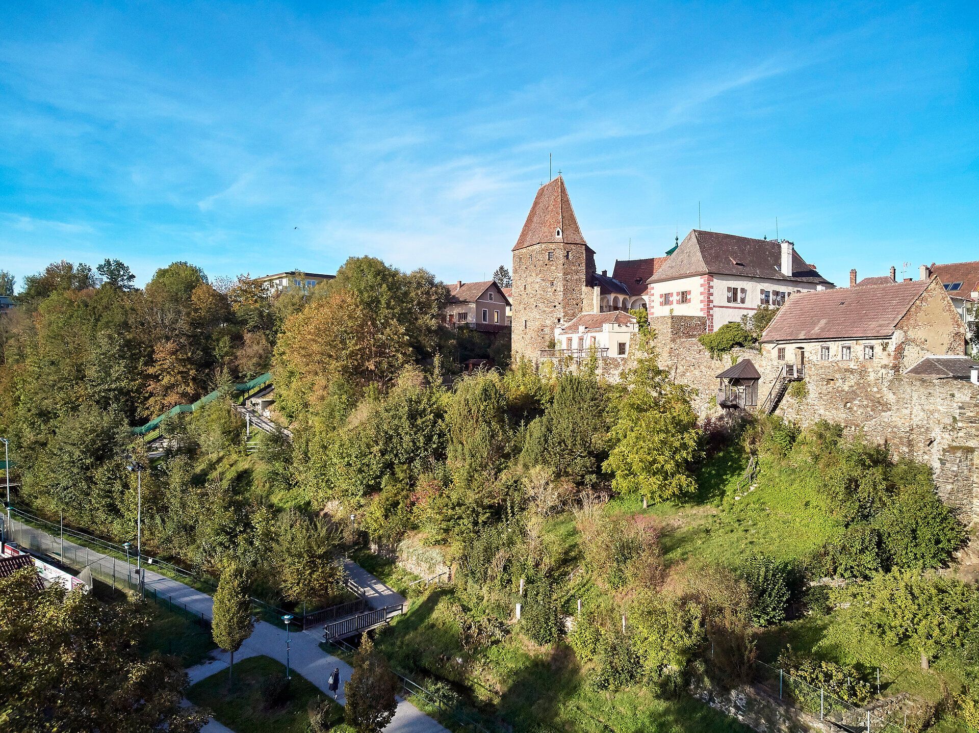 Aerial view of the town wall of Zwettl with a tower and surrounding buildings.
