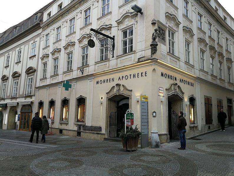 Historic building with the inscription 'Mohren Apotheke'.