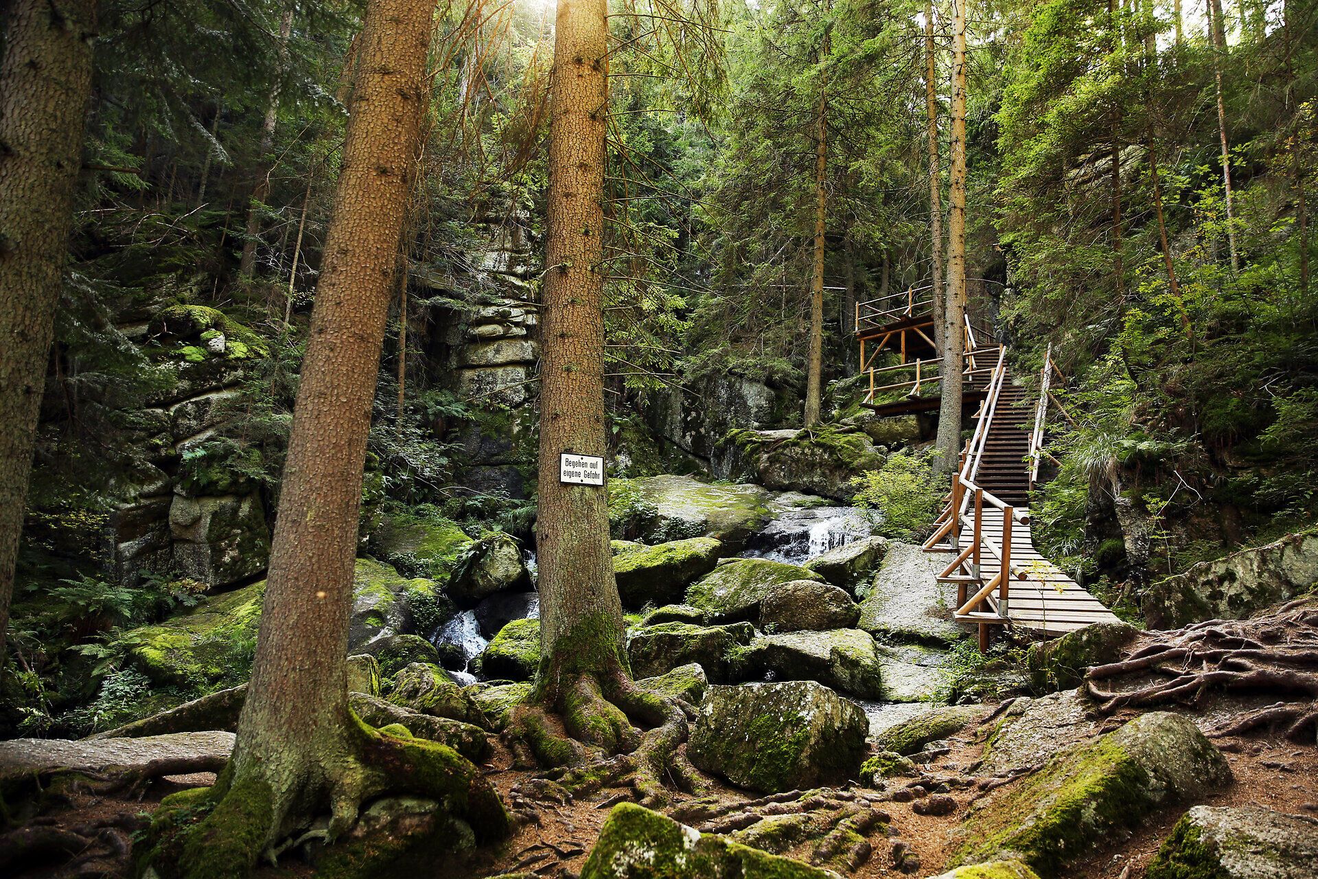 Surrounded by majestic trees and gently rippling water, the Lohnbachfall invites you to take a refreshing break in nature. The green idyll and fresh air create the perfect backdrop for hikers who want to enjoy the beauty of the surroundings.