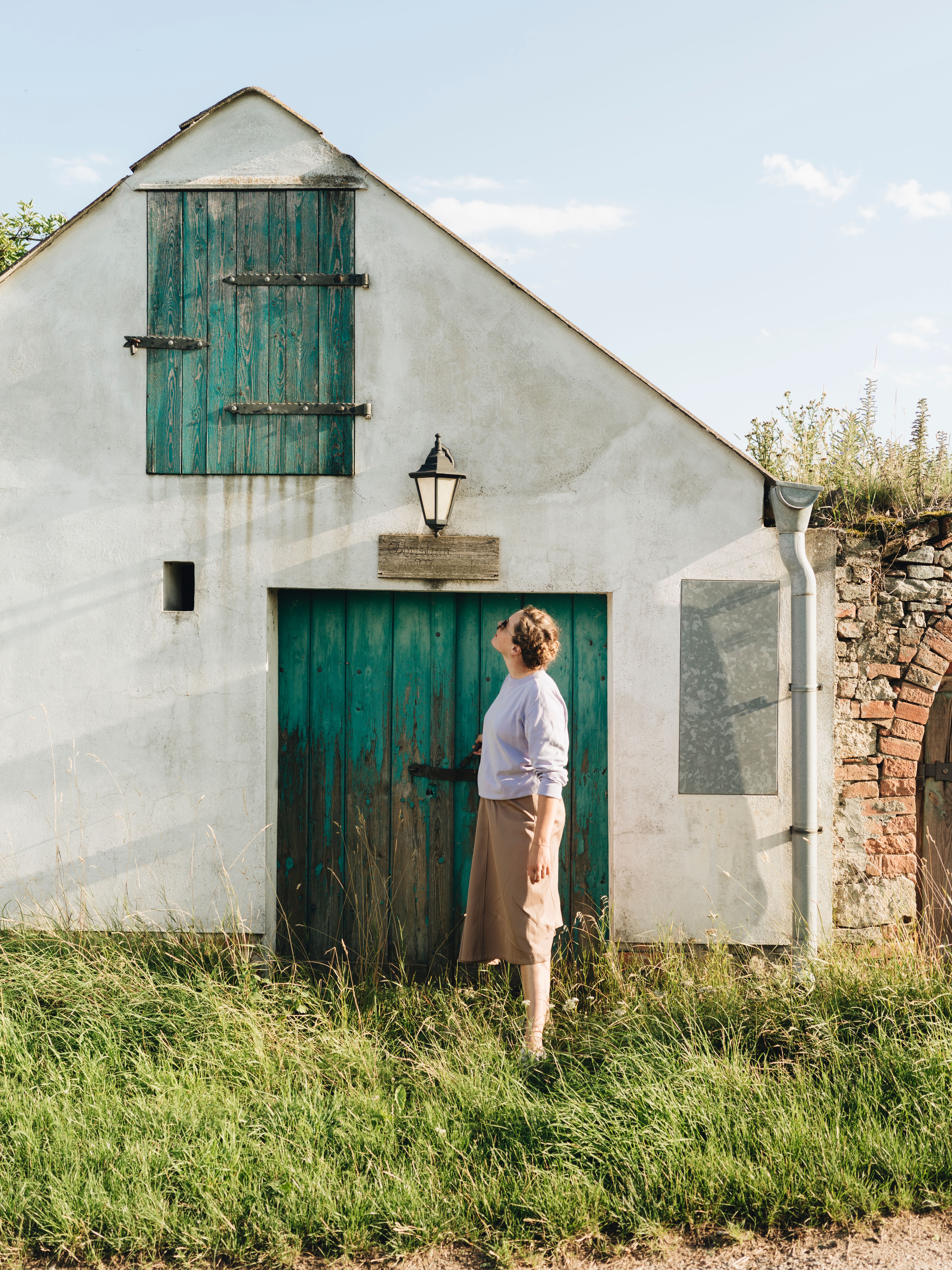 Wine cellar in Zellerndorf, surrounded by vineyards and blue skies.