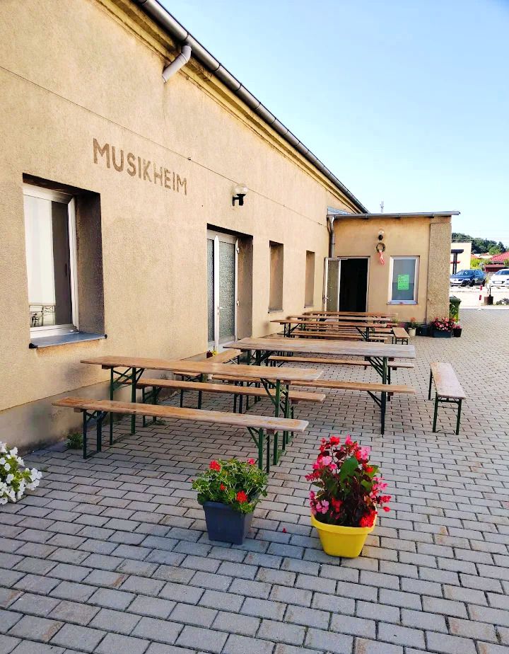 Buschenschank Thaller Wolfsthal, inner courtyard with wine tables 
