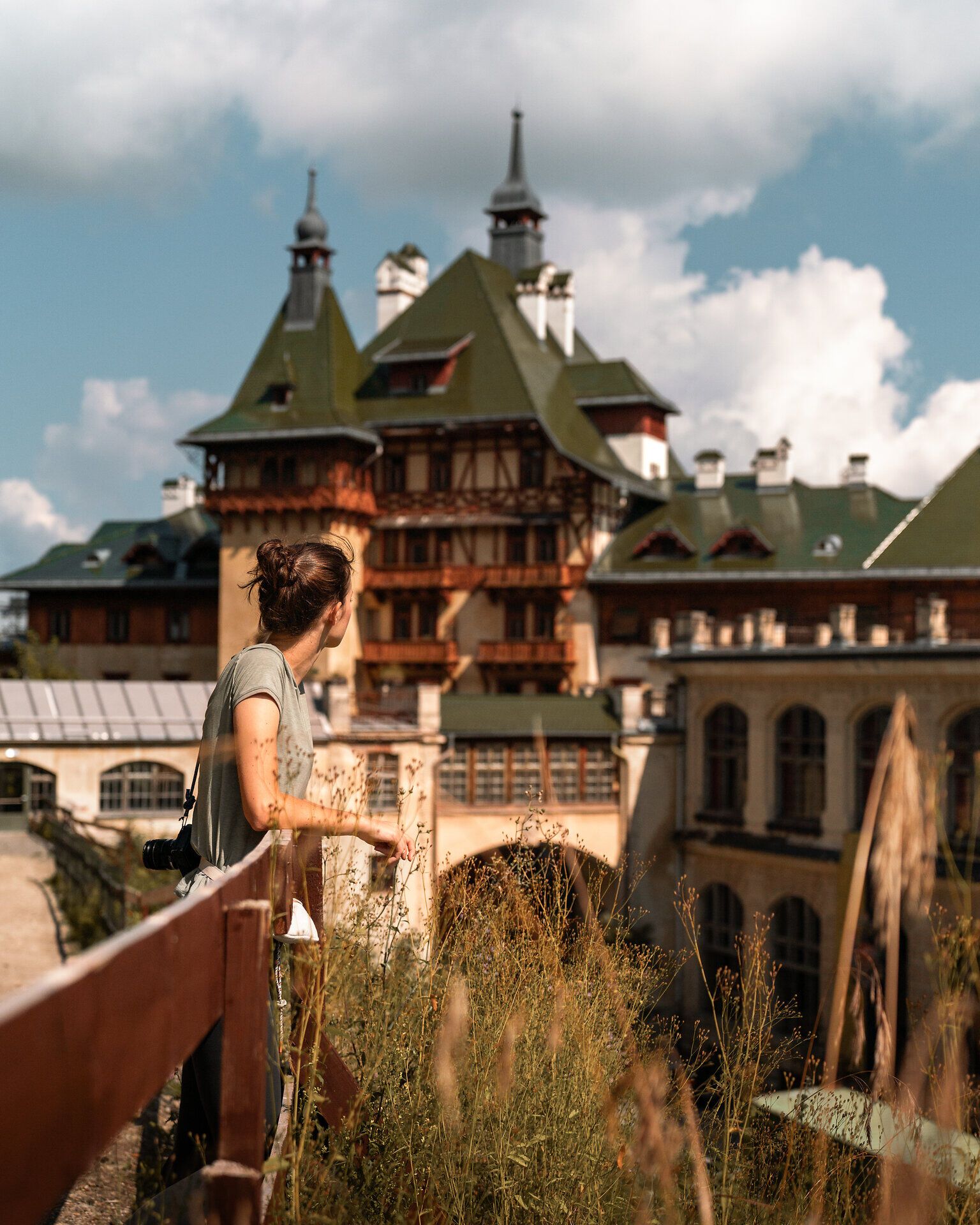 Surrounded by majestic mountains and lush greenery, the atmosphere invites you to linger. The historic architecture of the Südbahnhotel harmonizes perfectly with the breathtaking landscape that unfolds in the background. Here, visitors experience the beauty of Alpine summer in Lower Austria.