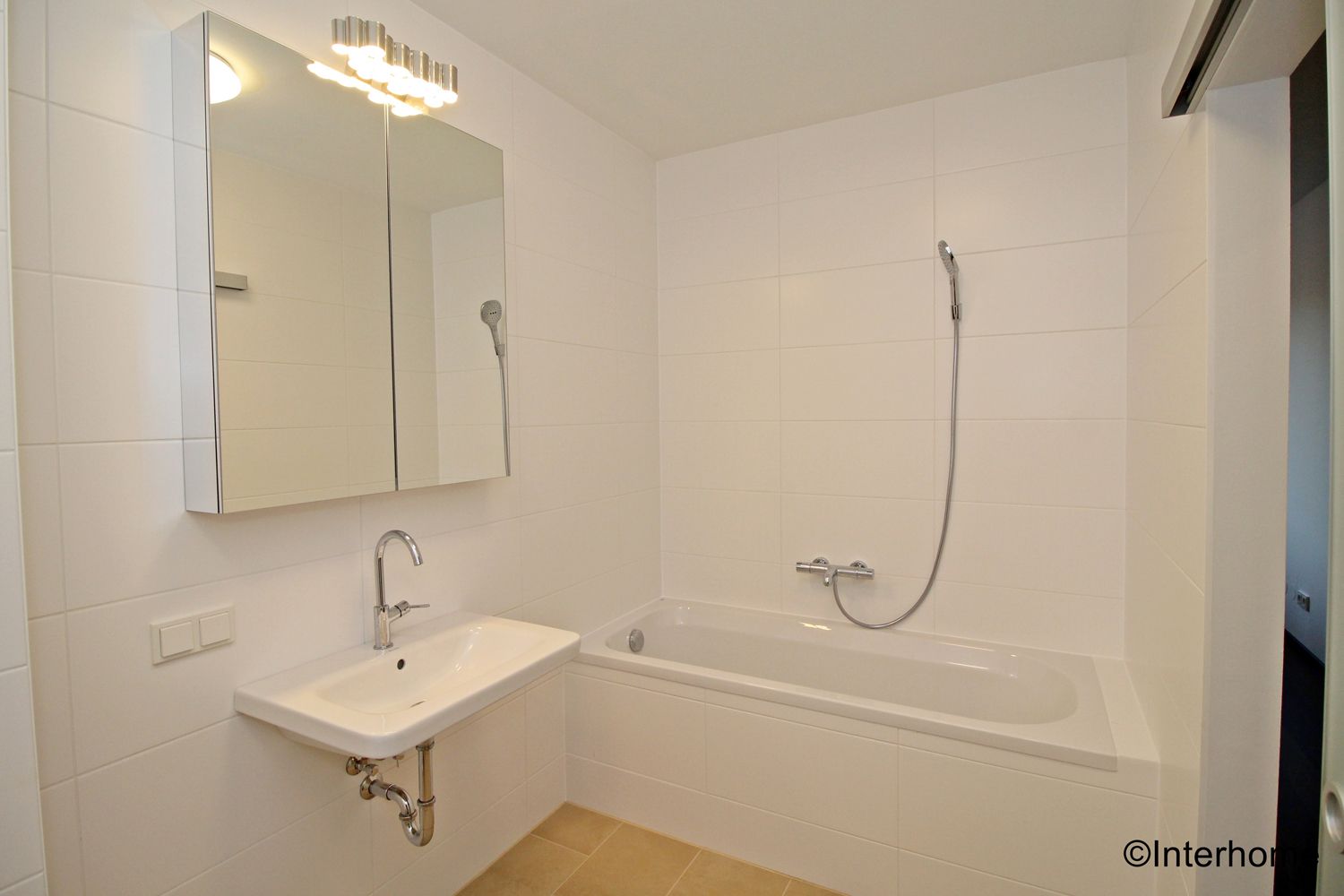 Bright and friendly bathroom 