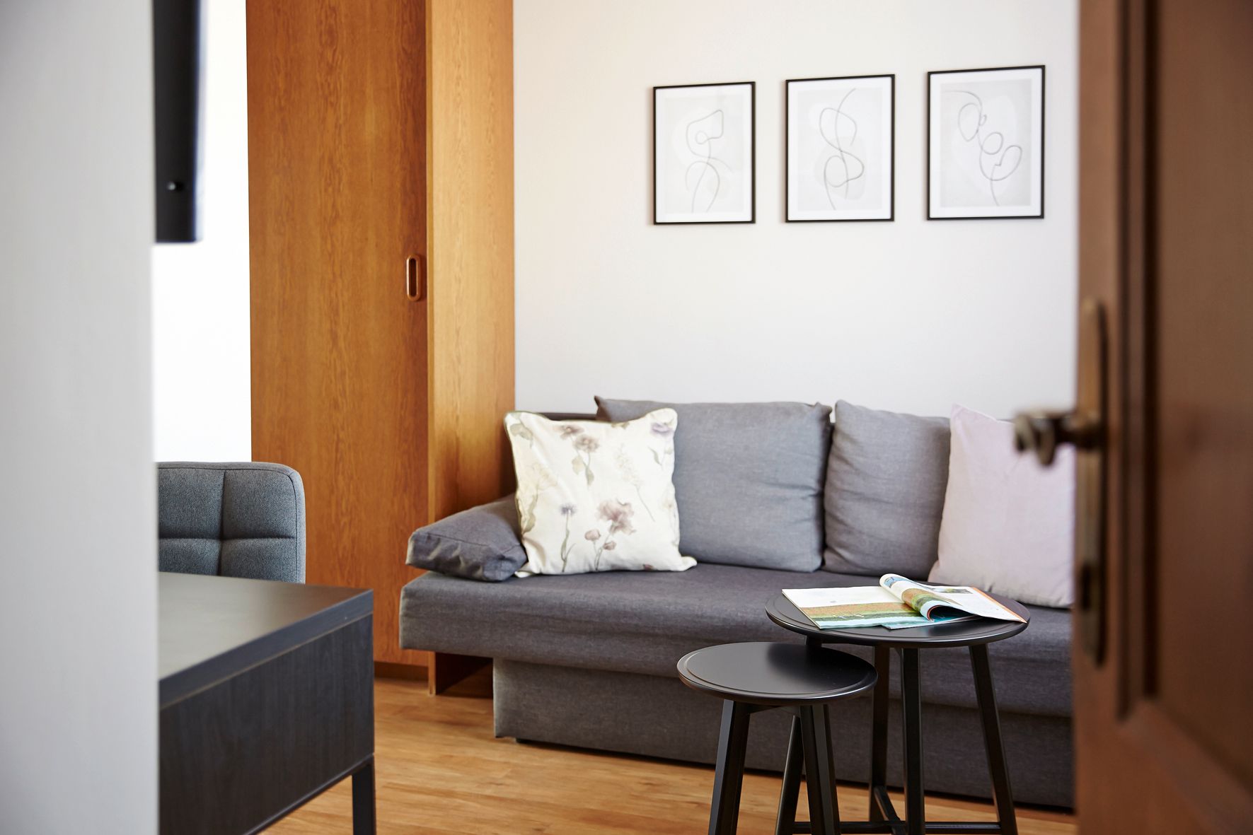 Guest room, couch