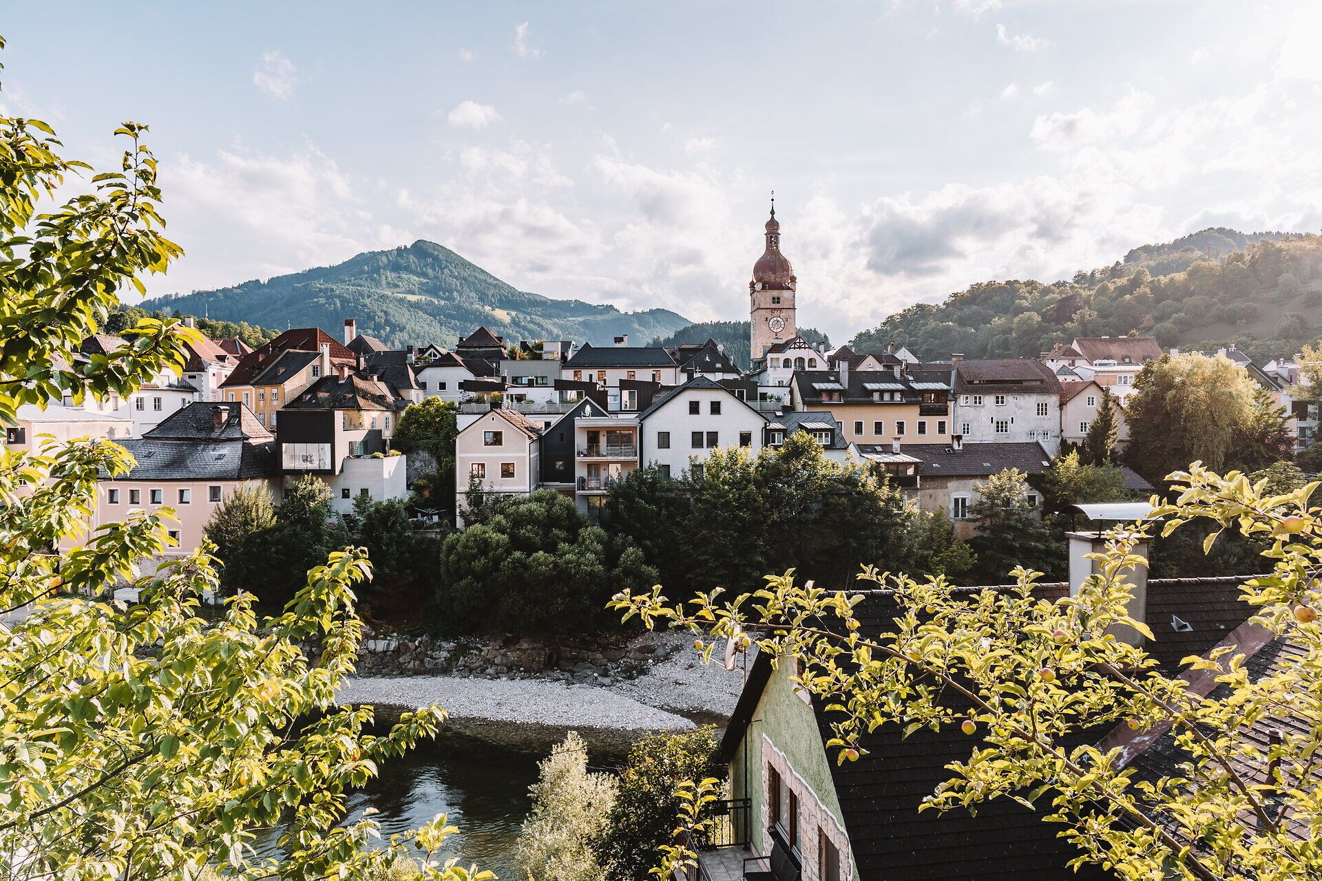 The picture shows Waidhofen an der Ybbs. A high church tower and the Mostviertel mountain area can be seen in the background.