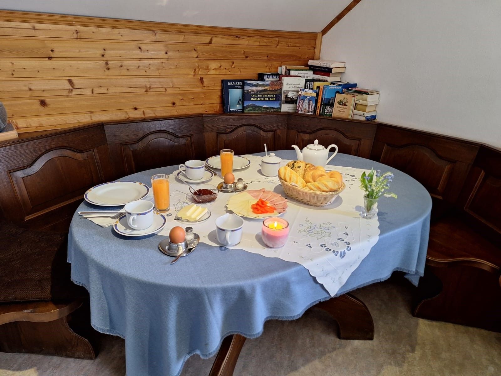 Breakfast room and lounge 