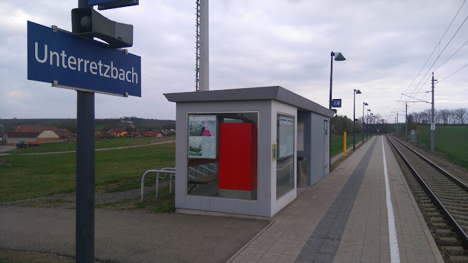 Small Unterretzbach station with bus shelter and railroad tracks.