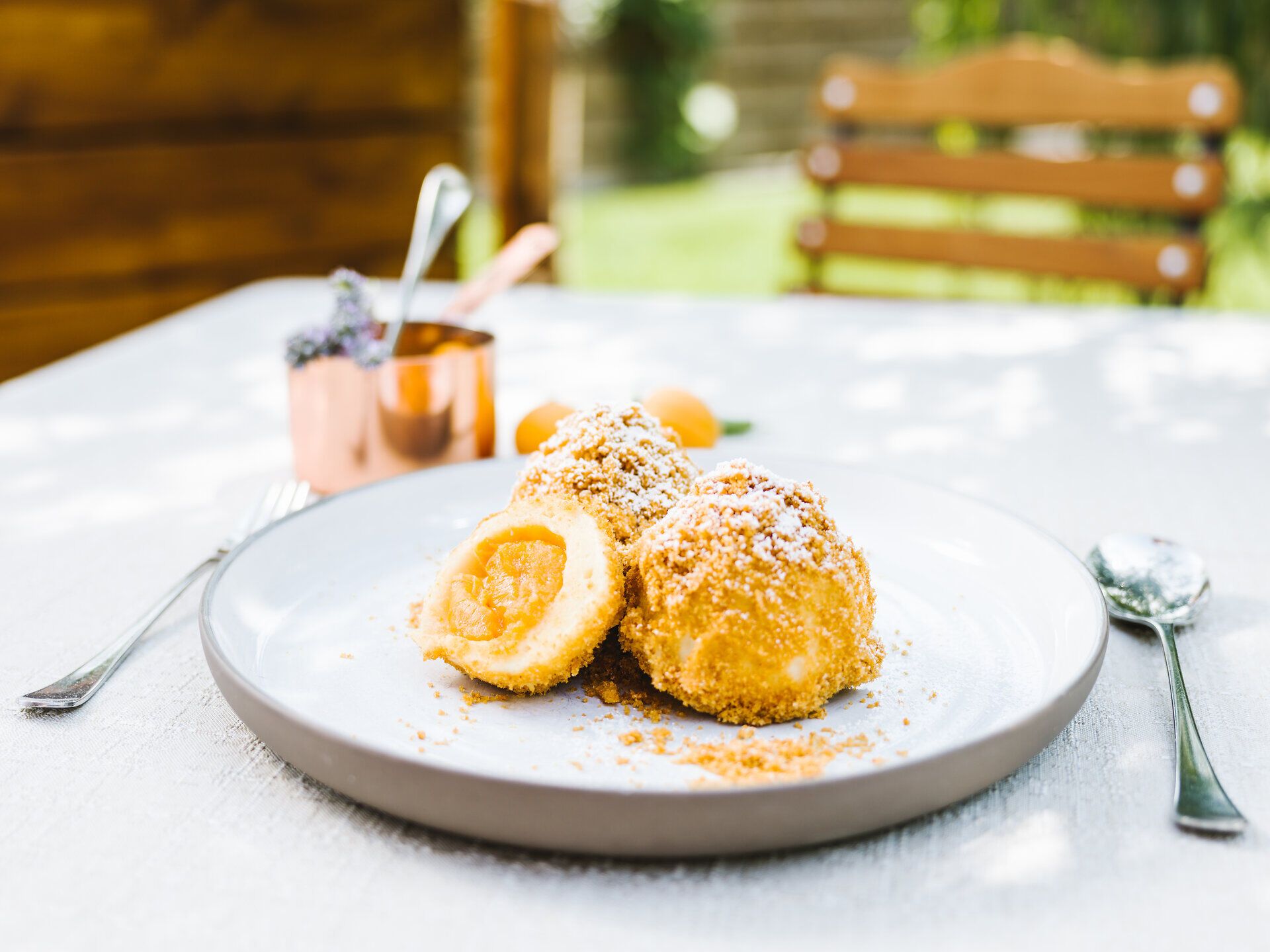 Die goldenen Marillenknödel, umhüllt von einer knusprigen Panade und bestreut mit Puderzucker, laden zu einem süßen Genuss ein. Umgeben von der malerischen Landschaft der Wachau, entfaltet sich hier ein kulinarisches Erlebnis, das die Sinne verzaubert.