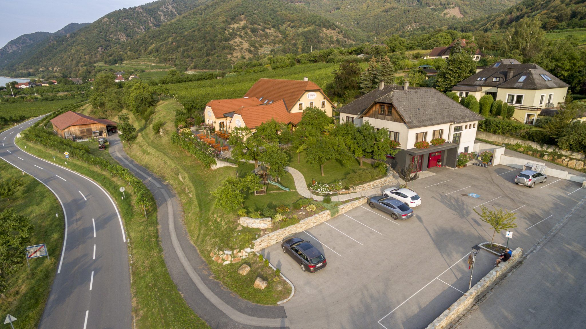 Drone shot Winzerhof Pöchlinger