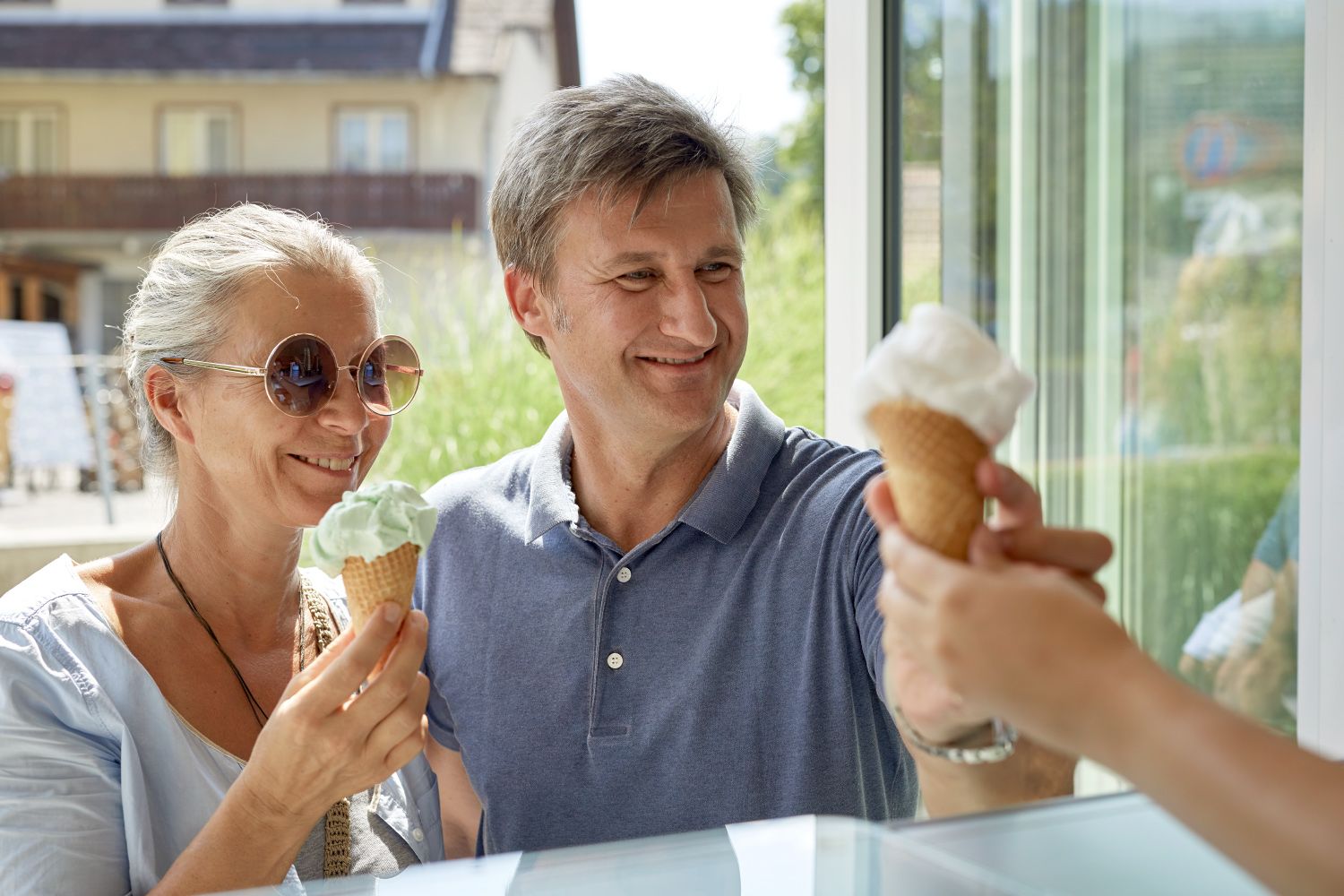 A couple enjoying ice cream in the spa confectionery in Bad Schönau.