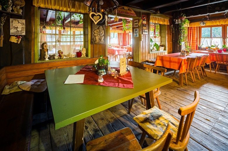 Cozy parlor at the Herrgottschnitzerhütte