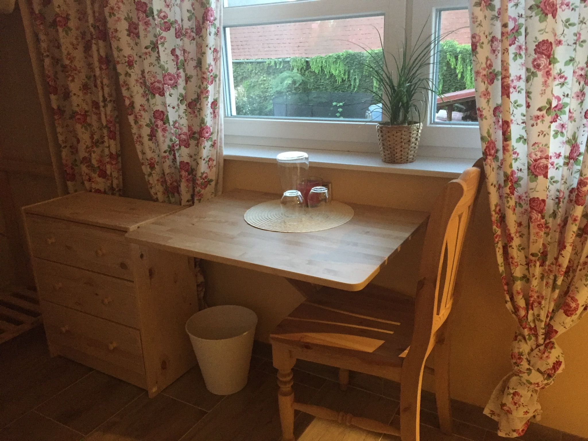 Hippo Campus, room, desk