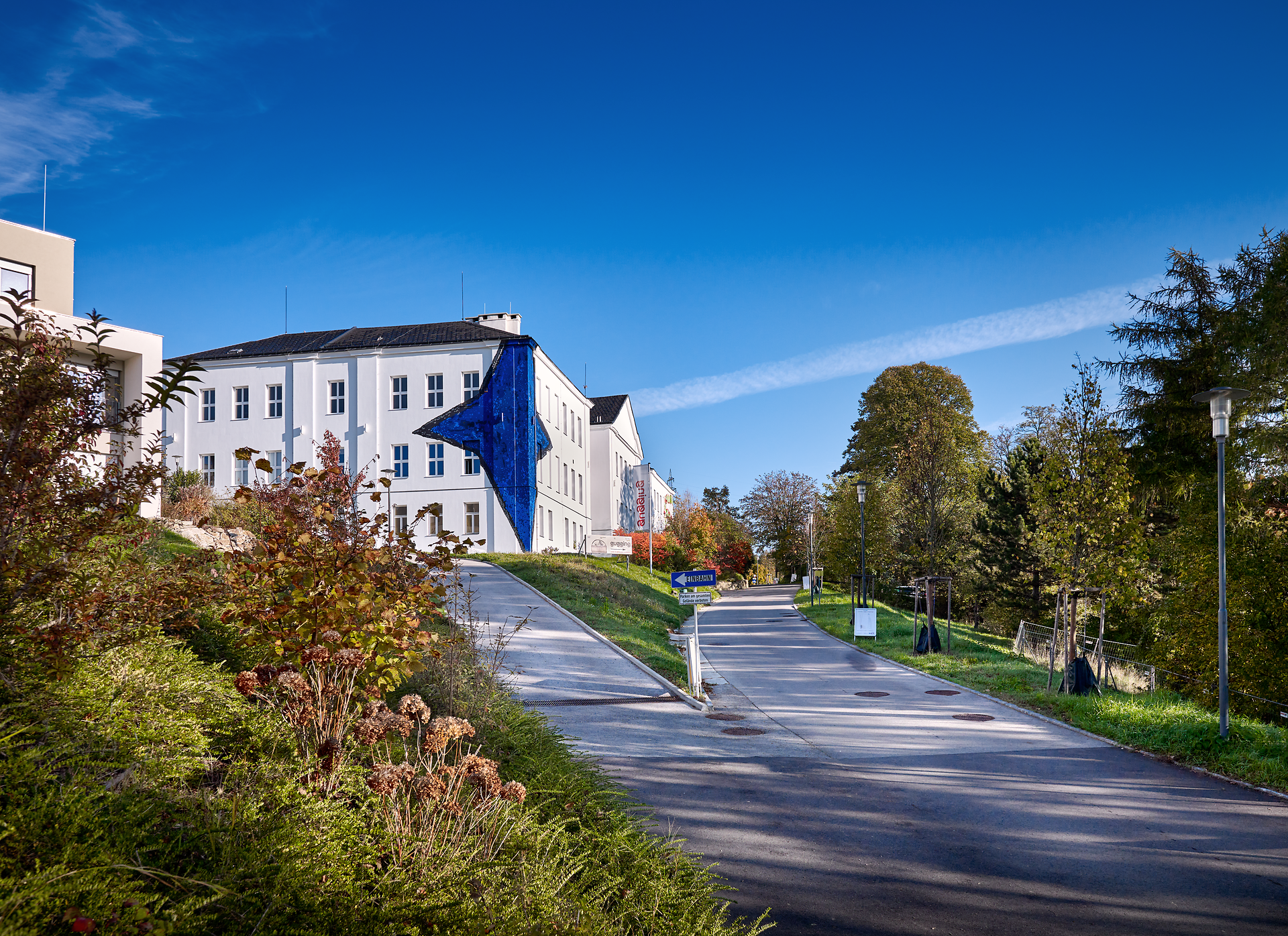 Umgeben von der malerischen Natur des Wienerwaldes, strahlt das Zentrum für Art Brut eine kreative Energie aus, die Besucher in ihren Bann zieht. Die harmonische Verbindung von Kunst und Landschaft lädt dazu ein, die Seele baumeln zu lassen und die inspirierenden Werke zu entdecken.