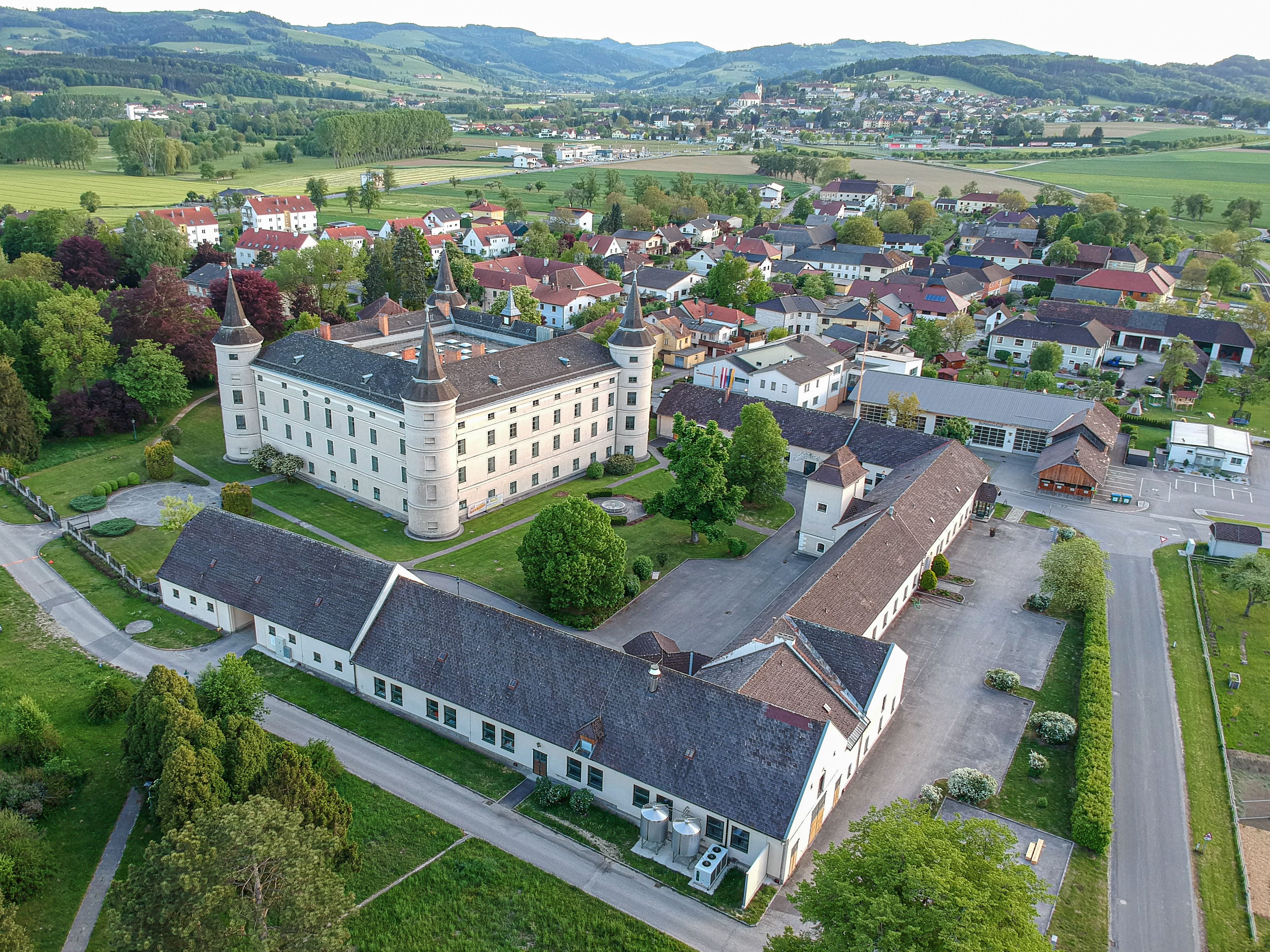 Aerial view of Wolfpassing Castle with a view of Steinakirchen
