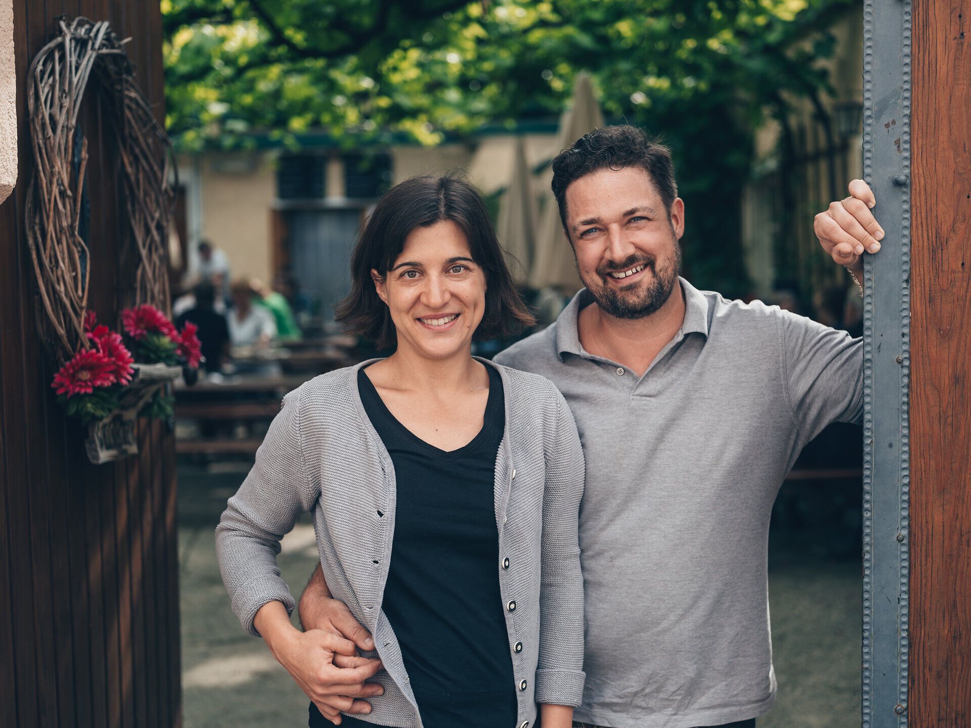 Amid the picturesque wine country, the couple’s faces radiate joy and contentment. Surrounded by lush greenery and the inviting atmosphere of the wine arbor, they are enjoying a perfect summer day in the Vienna Woods. Here, the tradition of the wine tavern comes to life and invites you to linger.