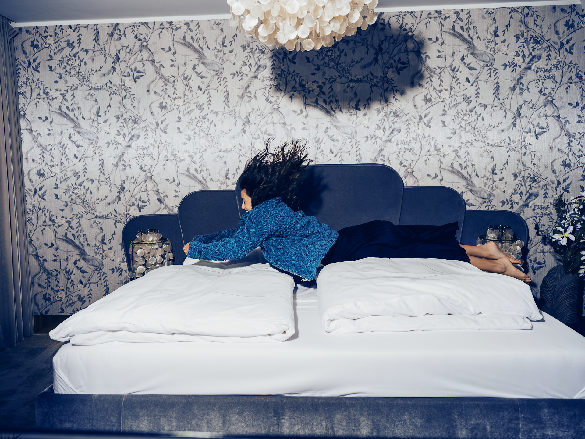 In einem stilvollen Hotelzimmer entfaltet sich eine Atmosphäre der Entspannung und Freude. Das große Bett lädt dazu ein, sich fallen zu lassen und die Seele baumeln zu lassen, während die sanften Farben der Wände und die eleganten Details eine harmonische Umgebung schaffen. Hier, umgeben von der Schönheit der Wiener Alpen, wird jeder Moment zu einem unvergesslichen Erlebnis.
