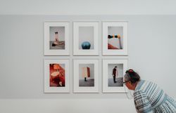 In der Landesgalerie entfaltet sich eine faszinierende Verbindung zwischen Kunst und Alltag. Die kreativen Werke laden dazu ein, die eigene Wahrnehmung zu hinterfragen und die Schönheit des Ungewöhnlichen zu entdecken. Ein Ort, der zum Verweilen und Staunen einlädt.