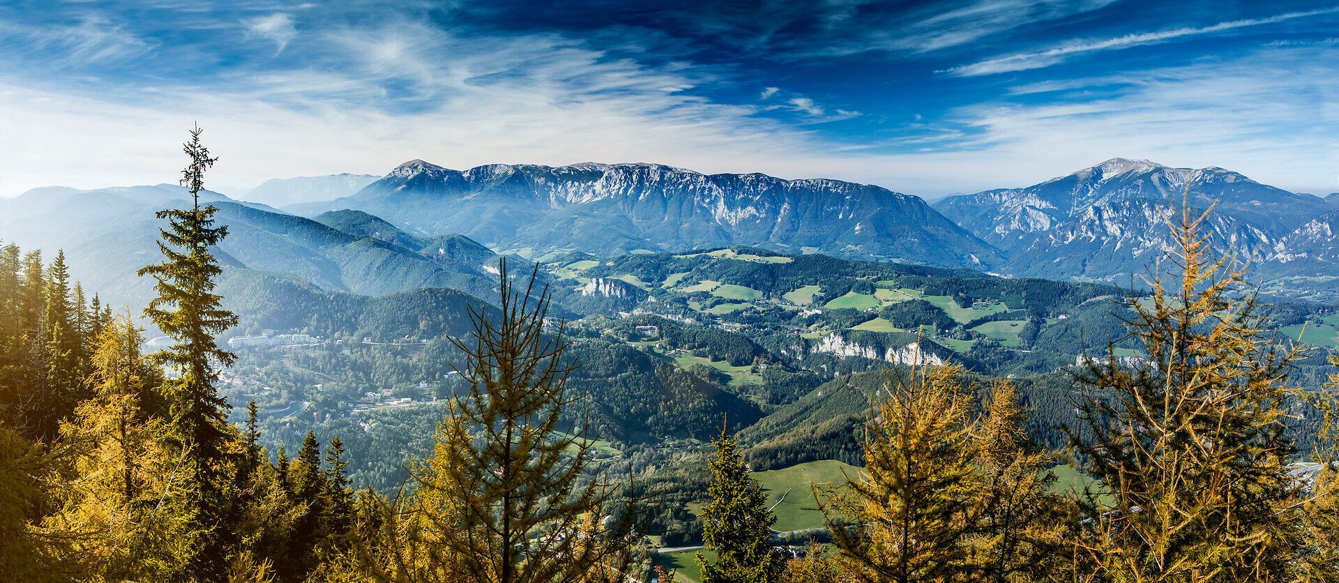 The majestic peaks of the Vienna Alps rise proudly into the sky, while the rolling hills and dense forests form a harmonious backdrop. Here, where nature is in full bloom, the fresh mountain air invites you to unwind and enjoy the breathtaking views.