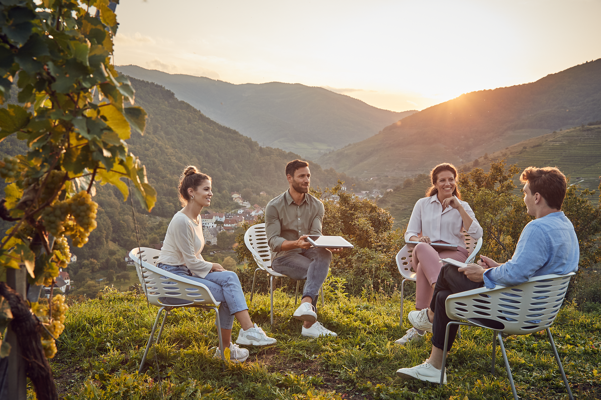 In der warmen Abendsonne versammeln sich Freunde inmitten einer atemberaubenden Berglandschaft. Die sanften Hügel und das goldene Licht schaffen eine einladende Atmosphäre, die zum Verweilen und Genießen einlädt. Hier wird der Sommer in den Bergen zu einem unvergesslichen Erlebnis.
