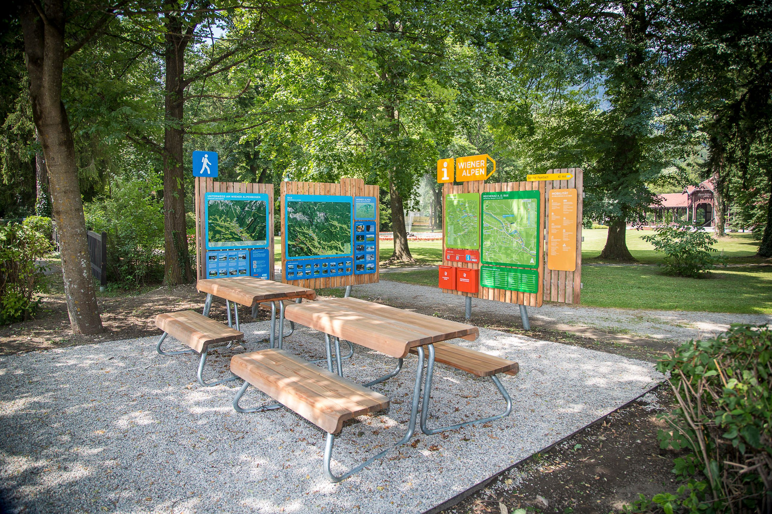 Hiking starting point in the Reichenau spa gardens with information boards and benches.