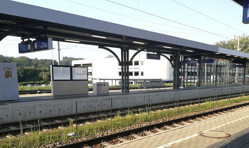 Stockerau station with platform and roofing.