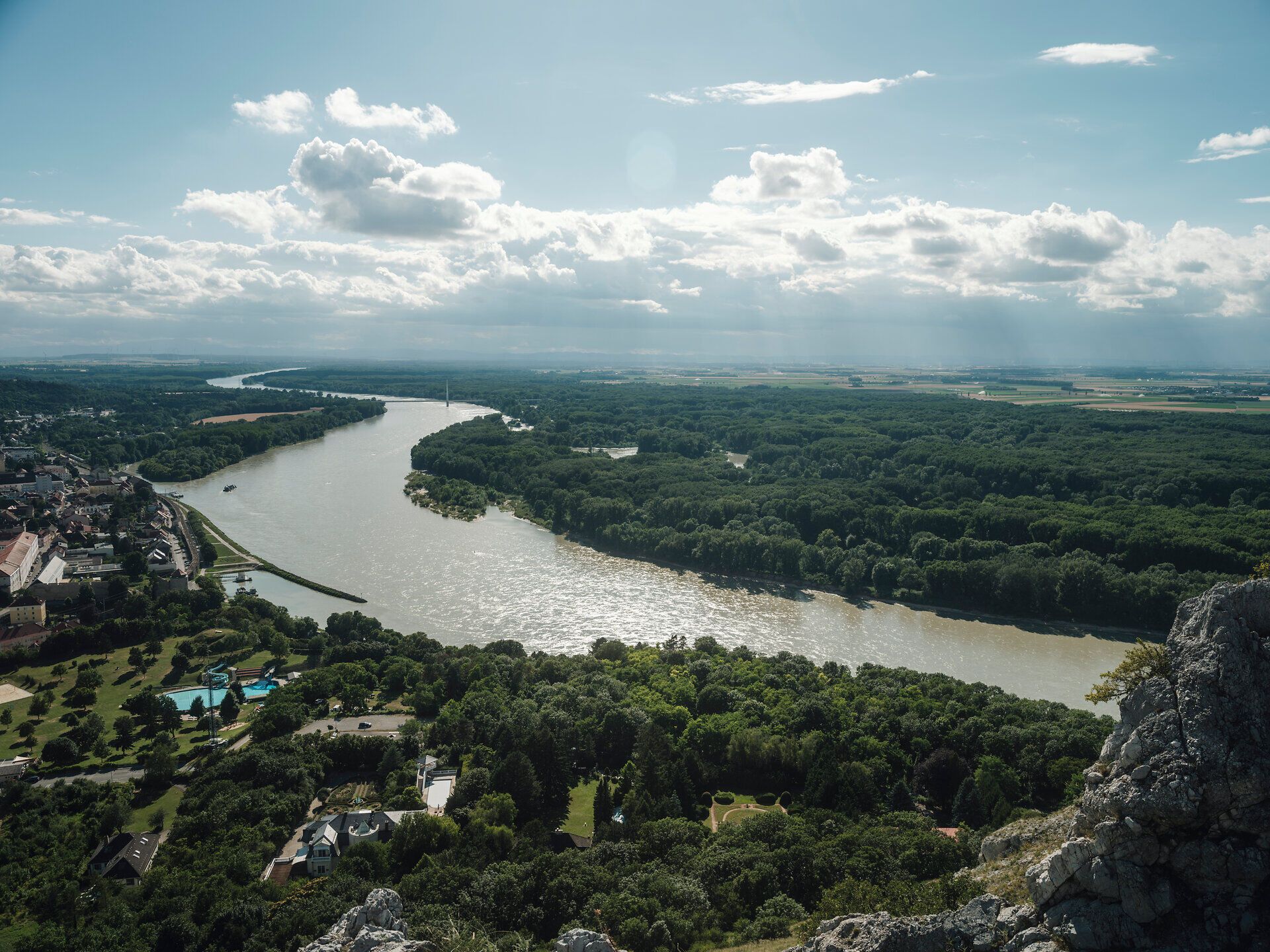 View of the Danube and Marchfeld from Braunsberg. 
