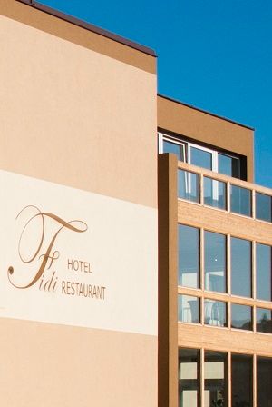 Exterior view of a modern building with the inscription 'Fidi Hotel Restaurant'.