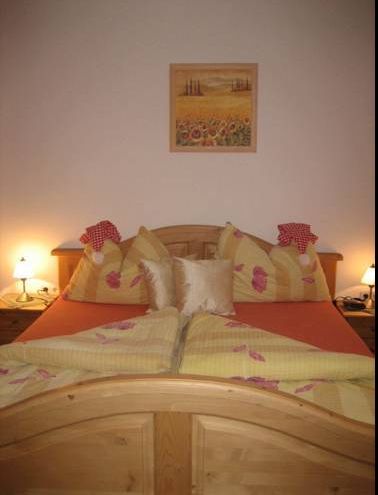 Cozy guest room with double bed, decorative pillows and bedside lamps.